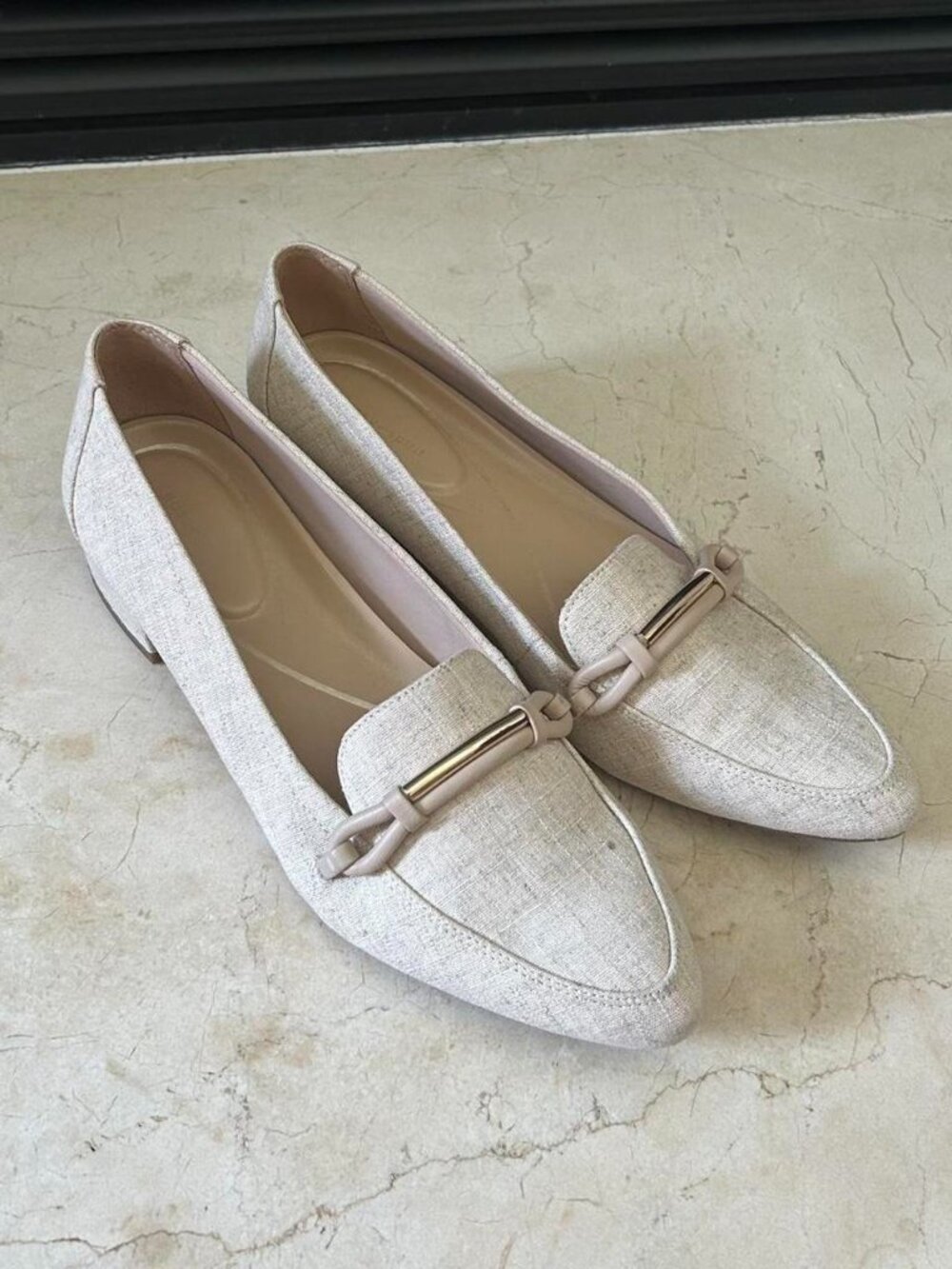 Easy Spirit cream & tan loafers with gold buckle detail size 8